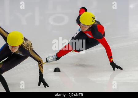 25 sept 2009-Séoul, Corée du Sud-Priebst Christin, à droite, de l'Allemagne, participe aux quarts-finales relais de 3000 mètres des Championnats du monde de patinage de vitesse sur piste courte 2009 de l'UIP le 25 septembre 2009 à Séoul, en Corée du Sud. Banque D'Images