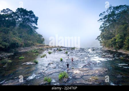 K50 Waterfall, district de K 'Bang, province de Gia Lai, Vietnam - 7 mars 2022: Voyageur au sommet de la cascade K50 à Pleiku, province de Gia Lai, Viet Nam Banque D'Images