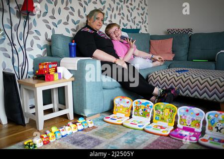 Le Rév Charlotte Cheshire avec son fils Adam Cheshire à leur domicile à Newport, Shropshire. Adam a été laissé avec de graves handicaps après que le personnel n'a pas administré d'antibiotiques pendant sept heures lorsqu'il a attrapé une infection à la naissance en mars 2011. Le rapport Ockenden a examiné 1 862 cas dans l'unité de maternité de Shrewsbury et de Telford NHS Trust, la plupart des incidents ayant eu lieu entre 2000 et 2019. Date de la photo: Mardi 29 mars 2022. Banque D'Images