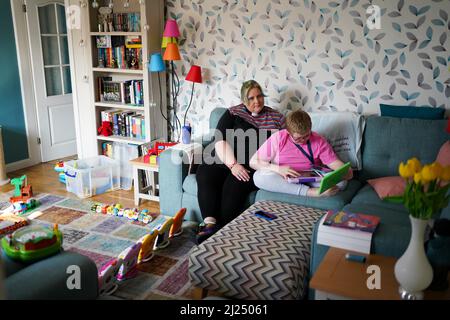 Le Rév Charlotte Cheshire avec son fils Adam Cheshire à leur domicile à Newport, Shropshire. Adam a été laissé avec de graves handicaps après que le personnel n'a pas administré d'antibiotiques pendant sept heures lorsqu'il a attrapé une infection à la naissance en mars 2011. Le rapport Ockenden a examiné 1 862 cas dans l'unité de maternité de Shrewsbury et de Telford NHS Trust, la plupart des incidents ayant eu lieu entre 2000 et 2019. Date de la photo: Mardi 29 mars 2022. Banque D'Images