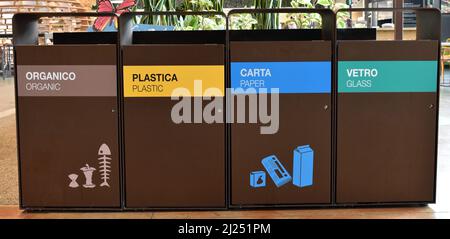 Récipients pour collecte séparée des déchets. Bacs modernes colorés pour les poubelles séparées Banque D'Images