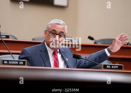 Le représentant des États-Unis Bobby Scott (démocrate de Virginie) interroge le Bureau du directeur de la gestion et du budget Shalanda Young lors d’une réunion de la commission parlementaire sur le budget « le budget de l’année fiscale 2023 du président » dans le bâtiment du bureau de la Maison Canon à Washington, DC, Etats-Unis le mardi 29 mars 2022. Photo de Rod Lamkey/Pool via CNP/ABACAPRESS.COM Banque D'Images