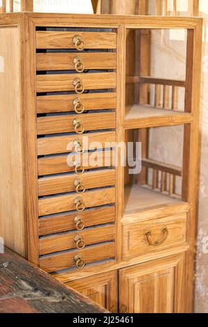 Gros plan sur une étagère en bois de style traditionnel Banque D'Images