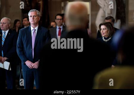 Le chef de la Chambre minoritaire Kevin McCarthy (Californie-R) et la Présidente Nancy Pelosi (Californie-D) sont vus lors d'une cérémonie comme le représentant Don Young (Alaska-R) se trouve dans la salle de statuaire du Capitole des États-Unis à Washington, DC, USA le mardi 29 mars 2022. Jeune décédé à l'âge de 88 ans, il a été à la Chambre pendant 49 ans et le républicain ayant le plus longtemps été à la Chambre des représentants. Photo de Greg Nash/Pool/ABACAPRESS.COM Banque D'Images