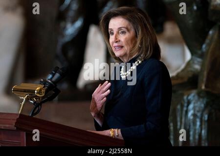 La conférencière Nancy Pelosi (D-Californie) rend hommage au représentant Don Young (R-Alaska), qui se trouve dans la salle de statuaire du Capitole des États-Unis à Washington, DC, USA, le mardi 29 mars 2022. Jeune décédé à l'âge de 88 ans, il a été à la Chambre pendant 49 ans et le républicain ayant le plus longtemps été à la Chambre des représentants. Photo de Greg Nash/Pool/ABACAPRESS.COM Banque D'Images