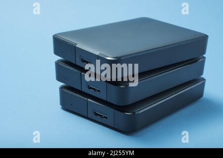 Pile de disques durs sur fond bleu. Banque D'Images