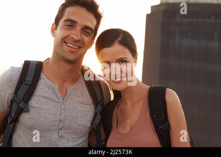 Faire du sac à dos pour faire des souvenirs et voir le monde. Photo rognée d'un jeune couple en visite dans une ville étrangère. Banque D'Images