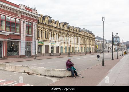 Kiev, Ukraine. 26th mars 2022. Un homme est assis sur le trottoir le long de la rue vide à Kiev. La Russie a envahi l'Ukraine le 24 février 2022, déclenchant la plus grande attaque militaire en Europe depuis la Seconde Guerre mondiale Plus de 3 millions d'Ukrainiens ont déjà quitté le pays et la ville portuaire historique d'Odessa est menacée par les bombardements des forces russes. (Credit image: © Mykhaylo Palinchak/SOPA Images via ZUMA Press Wire) Banque D'Images