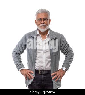 Un homme de style caucasien âgé dans une veste grise pose dans le studio sur un fond blanc. Concept de vieillissement de tendance. Banque D'Images