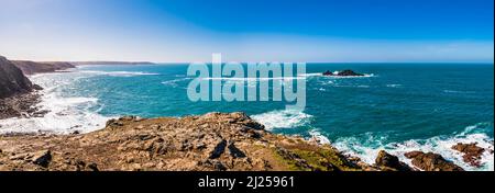 Panorama de la fin du Land, au phare de Longships et aux roches de Brisons, depuis le cap Cornwall, près de la fin du Land, Penzance, Cornwall, ROYAUME-UNI Banque D'Images