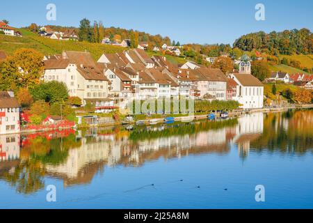 Vue de la rive du Rhin sur le Rhin jusqu'à la vieille ville d'Eglisau avec réflexion sur l'eau. Canton de Zurich, Suisse Banque D'Images