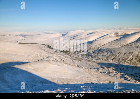 En regardant vers le sud le Drunochter passent dans des conditions hivernales des pistes de Geal Charn, en Écosse. Banque D'Images