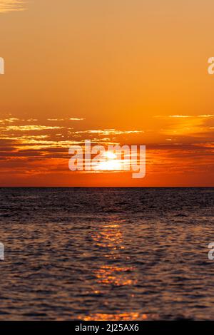 Incroyablement beau meilleur coucher de soleil orange ou lever de soleil sur la mer des Caraïbes en République dominicaine. Mer, ciel avec nuages et horizon. Phot de haute qualité Banque D'Images
