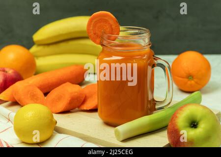 Délicieux smoothie aux fruits à base de fruits frais. Un verre de smoothie fraîchement préparé. Arrière-plan avec espace de copie Banque D'Images