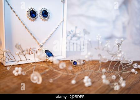 Bijoux de mariage sur une table en bois. Banque D'Images