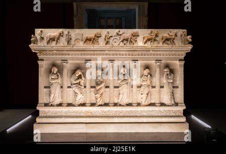 Le sarcophage des femmes mounantes au Musée d'archéologie d'Istanbul, Turquie. Banque D'Images