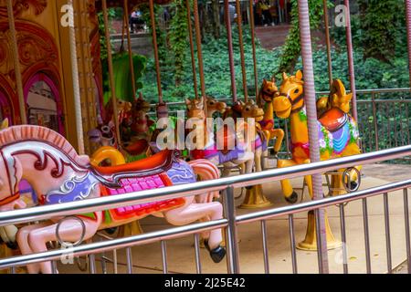 Gros plan du carrousel dans l'aire de jeux pour enfants Banque D'Images