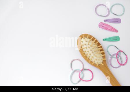 brosse pour les cheveux des enfants et cheveux colorés et des cheveux de cheveux et des épingles sur fond blanc Banque D'Images