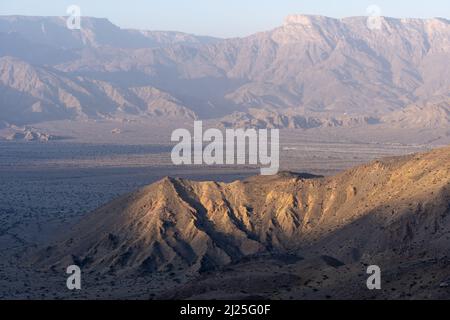 Une vue en hauteur de l'immense Ghubrah Bowl, entouré par les montagnes arides d'ocre de l'est de Hajar en Oman Banque D'Images