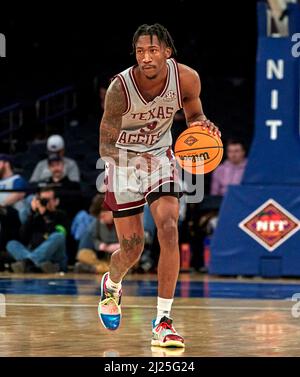 New York, New York, États-Unis. 29th mars 2022. Le garde de Quenton Jackson (3), Texas A&M Aggies, fait monter le terrain pendant les demi-finales du NIT entre Texas A&M Aggies et Washington State Cougars, au Madison Square Garden à New York, le mardi 29 mars 2022. Texas A&M défait l'État de Washington de 72 à 56. Duncan Williams/CSM/Alamy Live News Banque D'Images