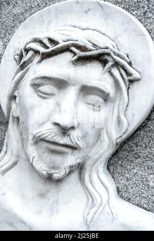 Le visage de Jésus-Christ souffrant sur la croix. Grugeage bas. Banque D'Images