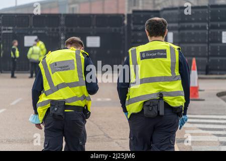 La Force frontalière et le contrôle de l'immigration travaillent dans le port de Douvres, au Royaume-Uni. 28.03.22 Banque D'Images