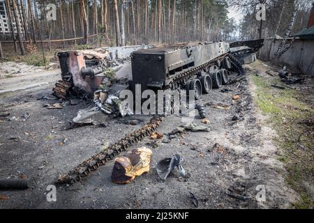 Kiev, Irpin City, Ukraine, 29/03/2022, Kiev, Ukraine. 25th mars 2022. Char et munitions détruits sur le chemin entre le village de Stoyanka et la ville d'Irpin crédit: Vojtěch Dárvík Máca/Alamy Live News Banque D'Images