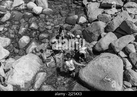 Yosemite Park, États-Unis - 22 juillet 2008 : les touristes rafraîchissent leurs jambes dans le lac de la chute d'eau inférieure de Yosemite, États-Unis. En 1890, le Congrès américain Banque D'Images