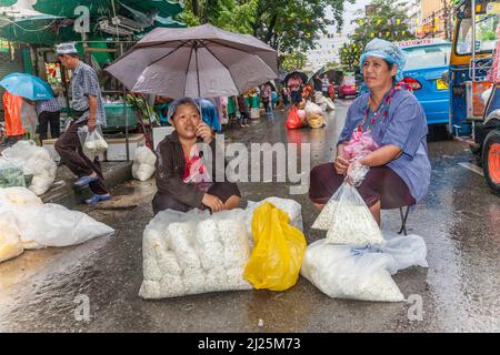 Bangkok, Thaïlande - 12 mai 2009 : une femme non identifiée vend des fleurs au marché aux fleurs Pak Klong Thalat tôt le matin. Banque D'Images