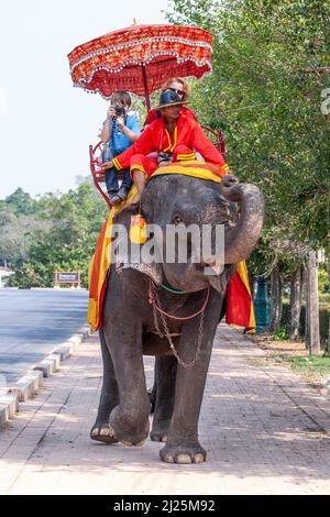 Ayutthaya, Thaïlande - 24 décembre 2009 : le mahout fait le tour de son éléphant avec des touristes dans le temple d'Ayutthaya. Banque D'Images