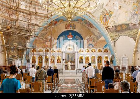 Service du dimanche dans la résurrection du Christ Cathédrale orthodoxe, Tirana, Albanie Banque D'Images