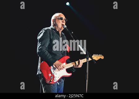 ITALIE, BOLOGNE, UNIPOL ARENA 2016: Pete Townshend, guitariste du groupe de rock britannique “The Who”, en direct sur scène pour la tournée européenne “Back to the Who” Banque D'Images