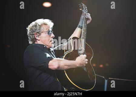 ITALIE, BOLOGNE, UNIPOL ARENA 2016: Roger Daltrey, chanteur du groupe de rock britannique “The Who”, en direct sur scène pour la tournée européenne “Back to the Who” Banque D'Images