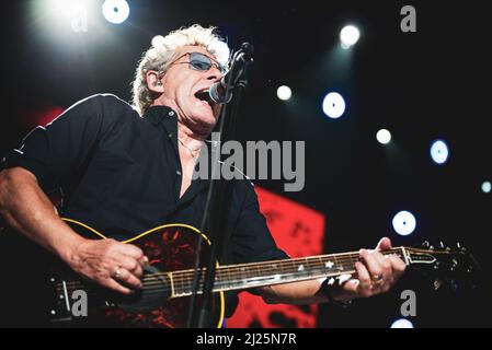 ITALIE, BOLOGNE, UNIPOL ARENA 2016: Roger Daltrey, chanteur du groupe de rock britannique “The Who”, en direct sur scène pour la tournée européenne “Back to the Who” Banque D'Images