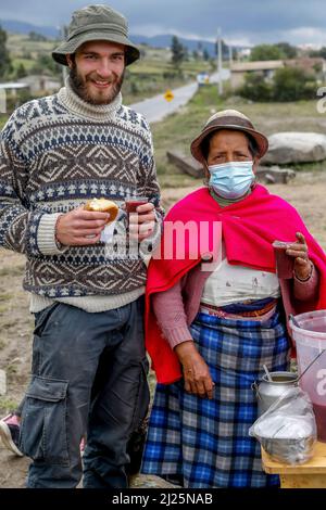 Femme volontaire et autochtone française dans un village de Chimborazo, en Équateur Banque D'Images