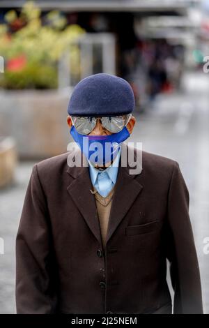 Homme âgé portant un masque facial à Cuenca, en Équateur Banque D'Images