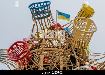 Londres, Royaume-Uni. 30th mars 2022. Les arks de Gimokudan à Somerset House par l'artiste philippin Leeroy New. Il sera en vue jusqu'au 26 avril pour marquer l'occasion du jour de la Terre. Il s'agit de la première installation au Royaume-Uni, et se forme sous la forme de trois navires retournés, construits à partir de déchets plastiques et de matériaux recyclés. L'installation s'inspire de la culture et des mythologies de la nation d'origine de l'artiste, un pays en première ligne de l'urgence climatique. Crédit : Guy Bell/Alay Live News Banque D'Images