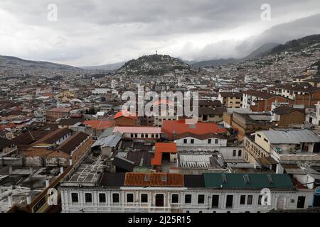 Ville de Quito vue de la basilique de la vache nationale (espagnol: Basílica del Voto Nacional), Equateur. Banque D'Images