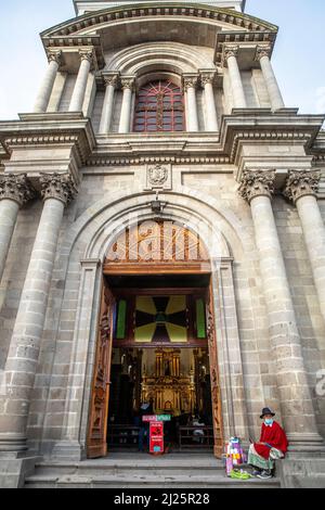 Homme indigène vendant des choses à l'extérieur de l'église San Antonio à Riobamba, Equateur Banque D'Images