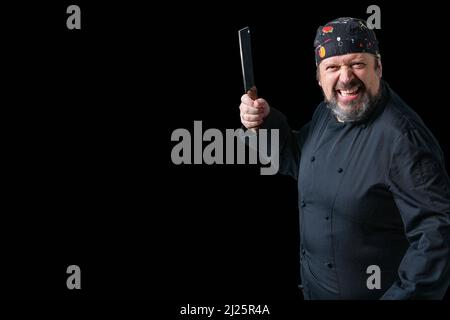 Portrait d'un chef en colère avec couteau à la main sur fond noir et espace de copie sur le côté gauche. Expressions de concept. Banque D'Images