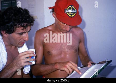 Alain Prost (FRA) McLaren parle avec son coéquipier Niki Lauda (AUT) Banque D'Images