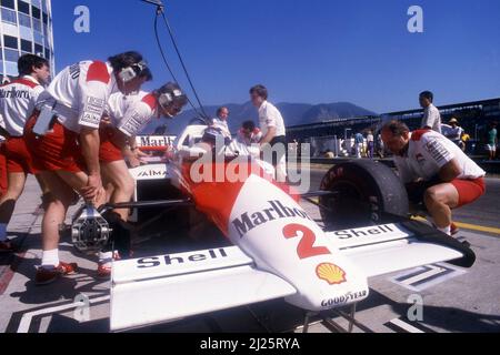 Alain Prost (FRA) McLaren MP4/2B la position Tag Porsche 1st s'entretient avec John Bernard pendant l'arrêt de Pitstop Banque D'Images