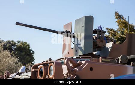 m2 Machinegun Browning sur un véhicule de transport de personnel blindé, défilé militaire. Arme lourde de guerre, fond bleu ciel. Équipement de l'armée pour la lutte et d Banque D'Images