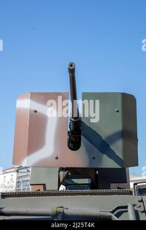 Mitrailleuse Browning M2 sur un véhicule de transport de personnel blindé, vue avant, parade militaire. Arme lourde de l'armée pour la guerre et la défense, ciel bleu Backgrou Banque D'Images