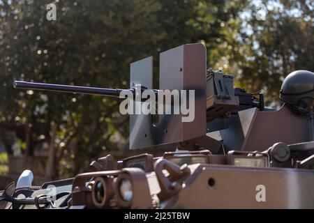 Mitrailleuse Browning M2 sur un véhicule de transport de personnel blindé, défilé militaire. Arme lourde de guerre, arrière-plan des arbres. Équipement de l'armée pour la lutte et def Banque D'Images