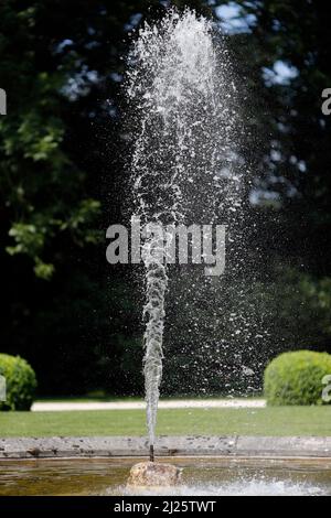 Jets d'eau barbotage par une journée ensoleillée. Banque D'Images