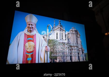 Installation de Mgr Luc Crepy, évêque catholique romain, dans la cathédrale Saint-Louis, Versailles, France 04.11.2021 Banque D'Images