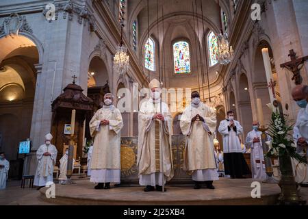 Installation de Mgr Luc Crepy, évêque catholique romain, dans la cathédrale Saint-Louis, Versailles, France 04.11.2021 Banque D'Images