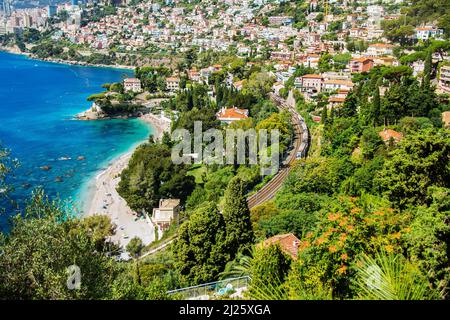 Vue magnifique sur la côte de Roquebrune-Cap-Martin et la plage de Buse, baie de Roquebrune, baie de Monte-Carlo.côte d'azur, France, Europe Banque D'Images