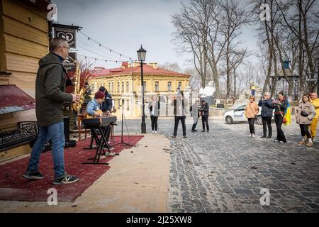 Un concert de rue en faveur des Ukrainiens dans la guerre contre la Russie a eu lieu à Kiev, en Ukraine, le samedi 26 mars 2022. Après plusieurs semaines de W Banque D'Images